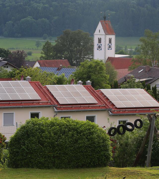 photovoltaic-anlagen auf den daechern eines dorfes