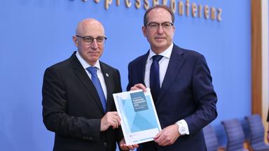 Der Präsident des Bundesamts für Verfassungsschutz, Sinan Selen, und Bundesinnenminister Alexander Dobrindt präsentieren den Jahresbericht.