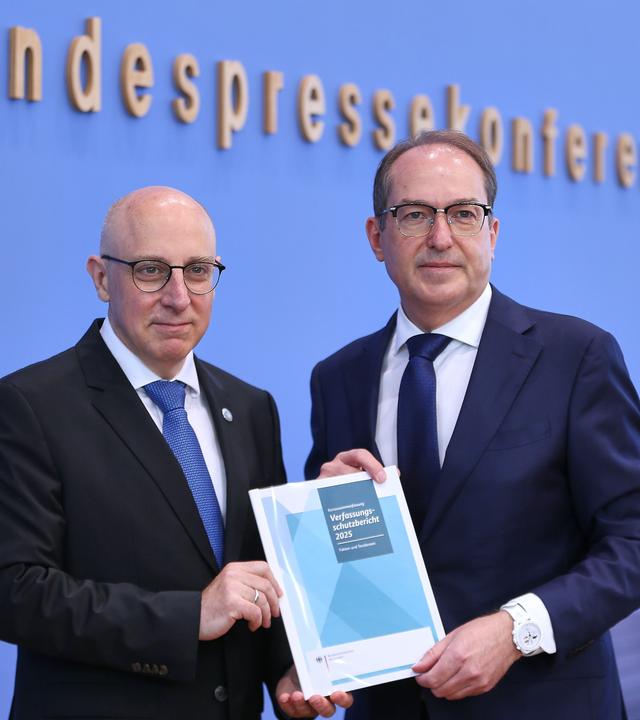 Der Präsident des Bundesamts für Verfassungsschutz, Sinan Selen, und Bundesinnenminister Alexander Dobrindt präsentieren den Jahresbericht.