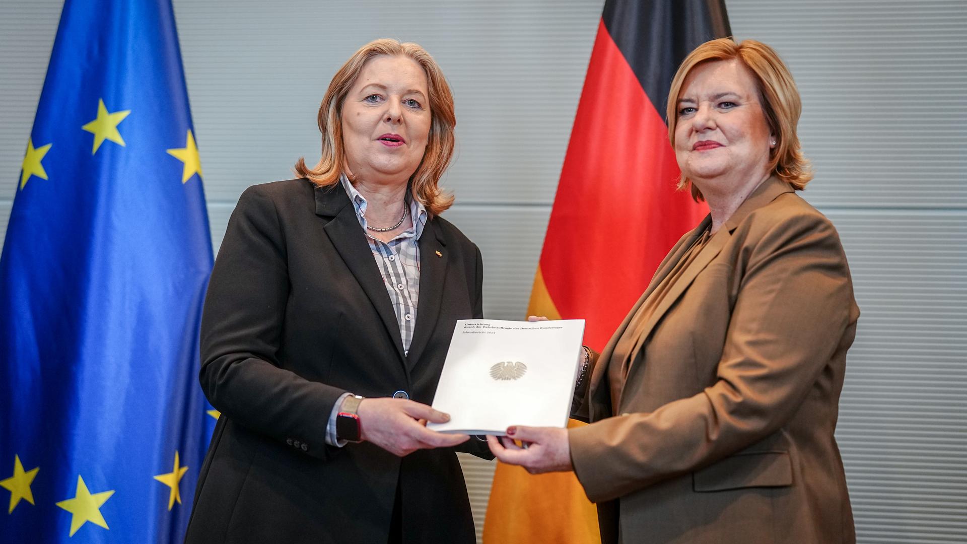 Eva Högl (r), Wehrbeauftragte des Deutschen Bundestages, übergibt den Jahresbericht 2024 zur Lage der Bundeswehr an Bärbel Bas (SPD)