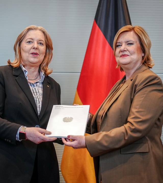 Eva Högl (r), Wehrbeauftragte des Deutschen Bundestages, übergibt den Jahresbericht 2024 zur Lage der Bundeswehr an Bärbel Bas (SPD)