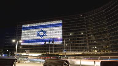 Gebäude mit leuchtender Israelflagge