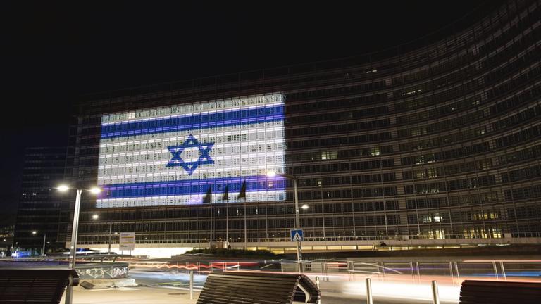 Gebäude mit leuchtender Israelflagge
