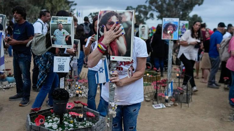 Am Montag, den 7. Oktober 2024, besuchen Menschen den Ort des Nova-Musikfestivals in der Nähe des Kibbuz Reim im Süden Israels, wo Hunderte von Nachtschwärmern von der Hamas getötet und entführt und nach Gaza verschleppt wurden.