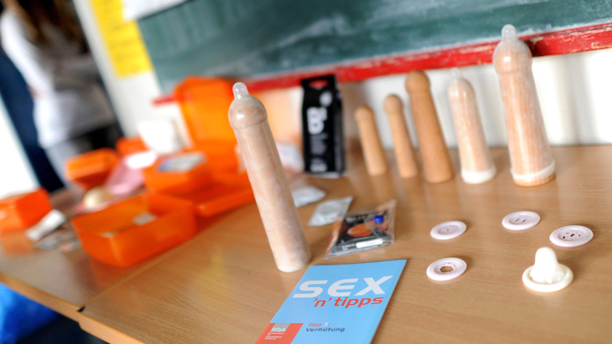 Anschauungsmaterial für den Sexualkundeunterricht steht auf einem Tisch in einem Klassenraum (Archivbild).