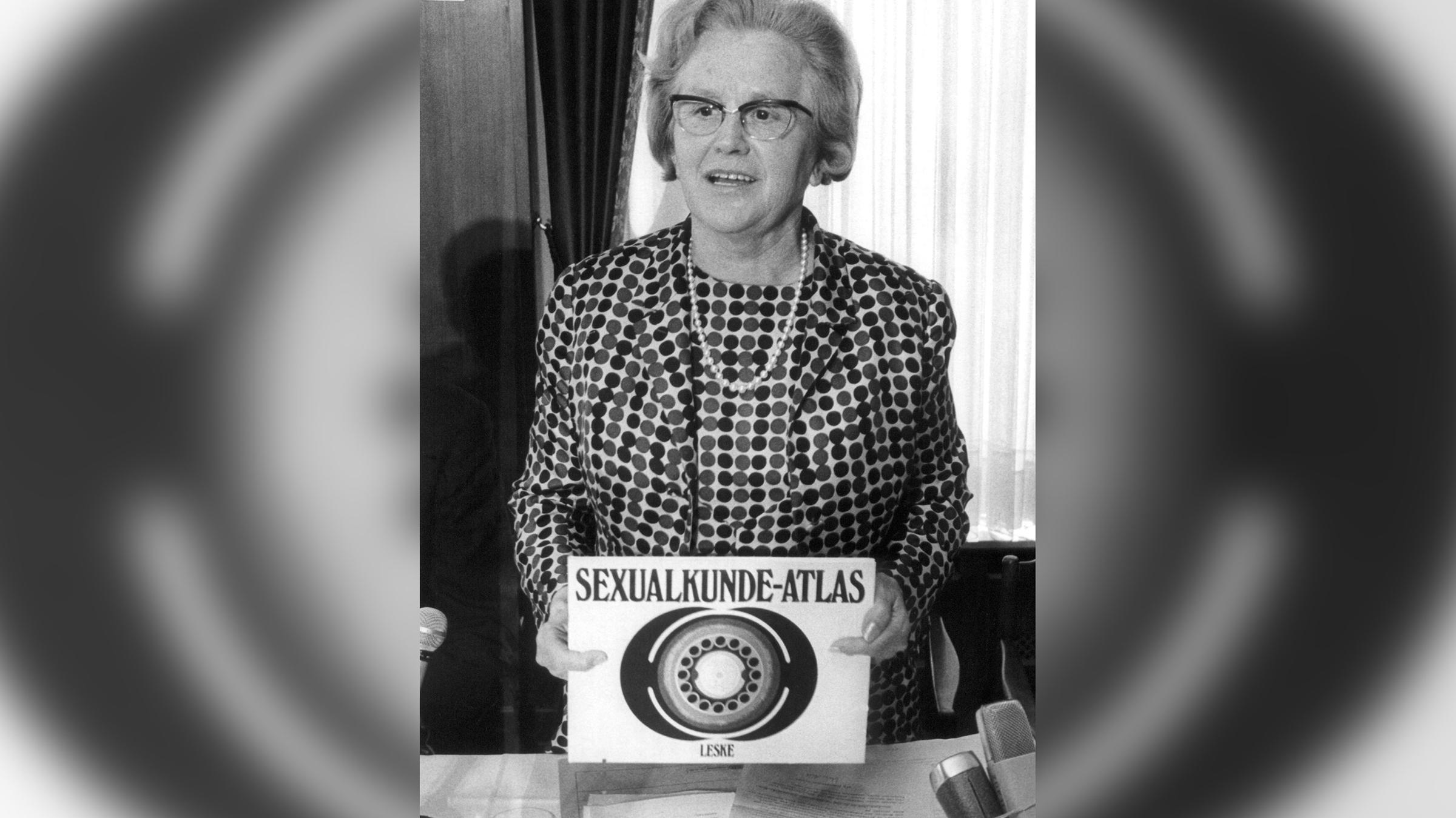 Die Politikerin Käte Strobel stellt am 10. Juni 1960 den Sexualkunde-Atlas für den Schulunterricht vor.