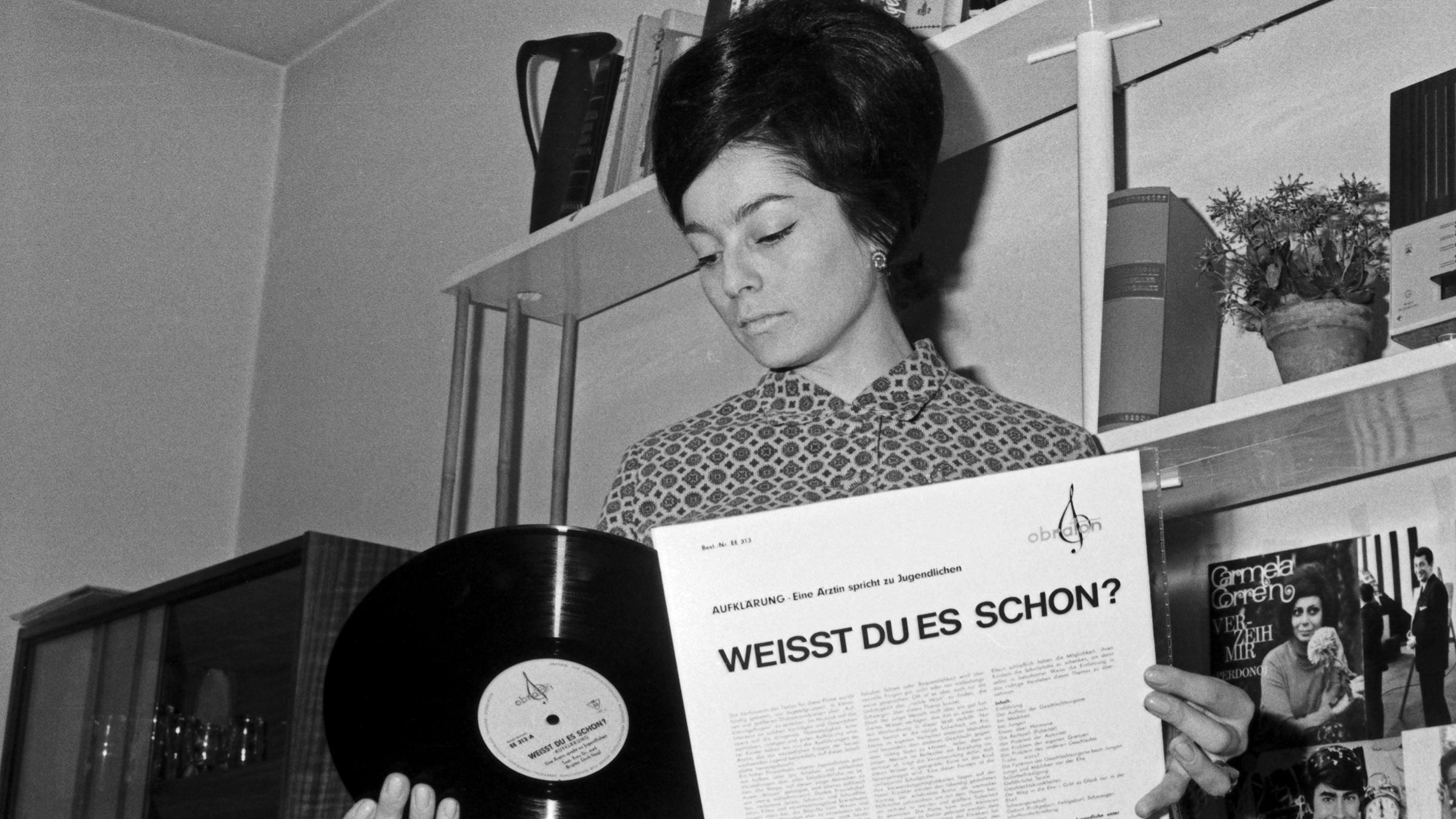 Elisabeth Erlacher mit der Aufklärungsschallplatte "Weißt Du es schon?" (Archivbild 1960er Jahre)
