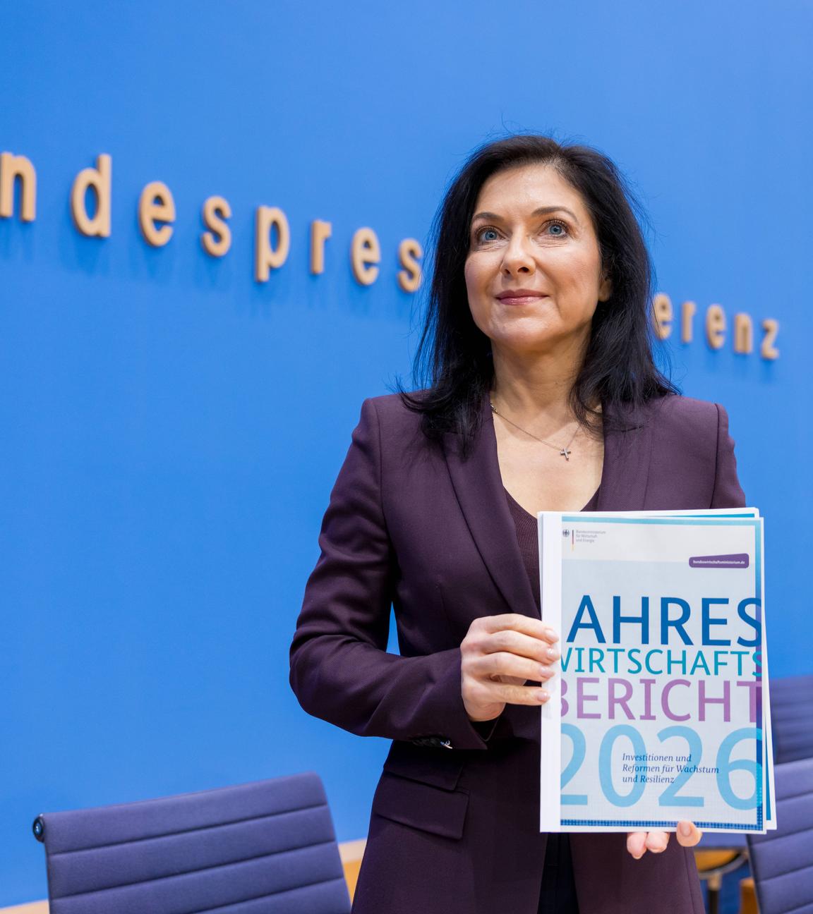 Katherina Reiche präsentiert den Jahreswirtschaftsbericht für 2026