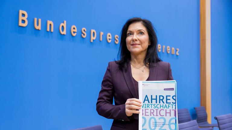 Katherina Reiche präsentiert den Jahreswirtschaftsbericht für 2026