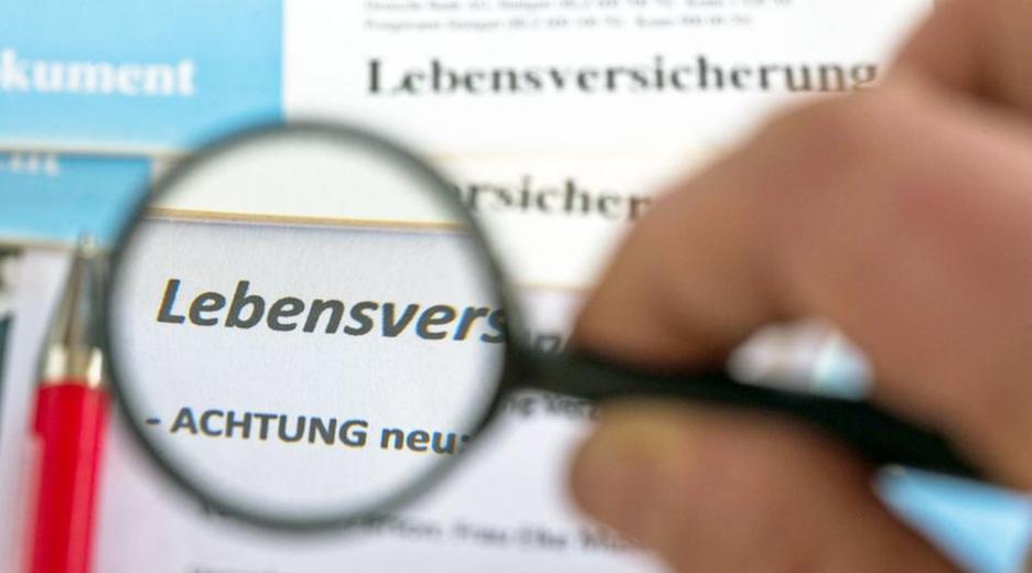 Lebensversicherungsvertrag mit Lupe