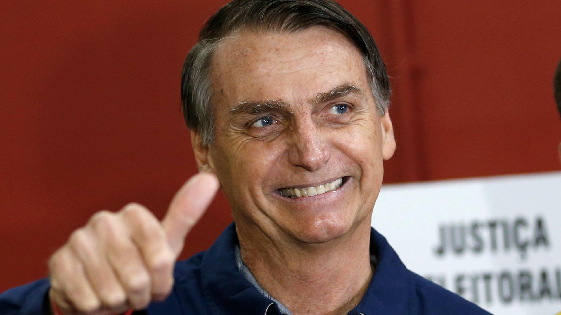 Jair Bolsonaro zeigt den Daumen nach oben.