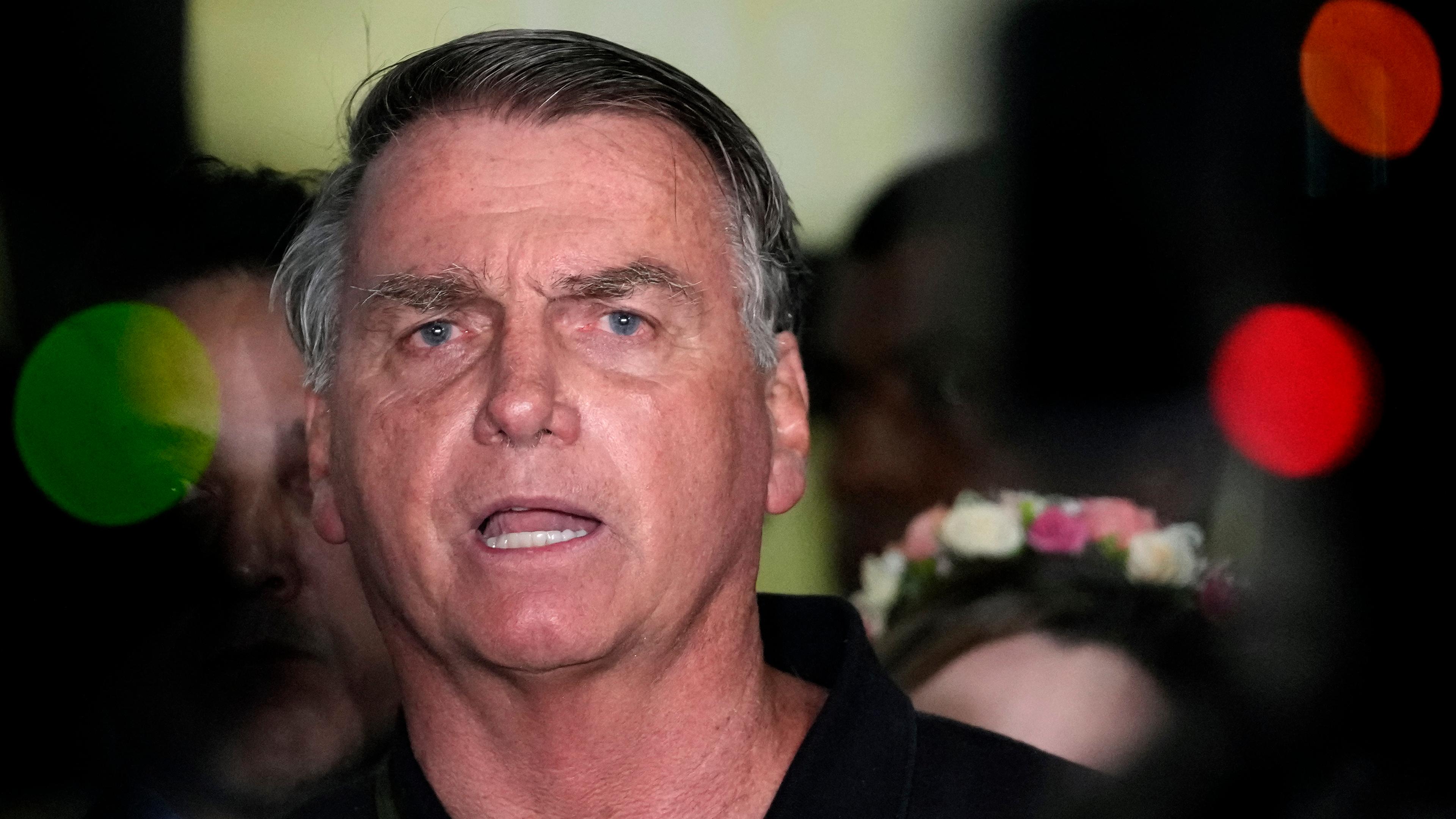 Der ehemalige Präsident Jair Bolsonaro spricht am Flughafen in Brasilia zur Presse im November 2024, nachdem er von der Bundespolizei formell wegen versuchten Staatsstreichs angeklagt wurde.
