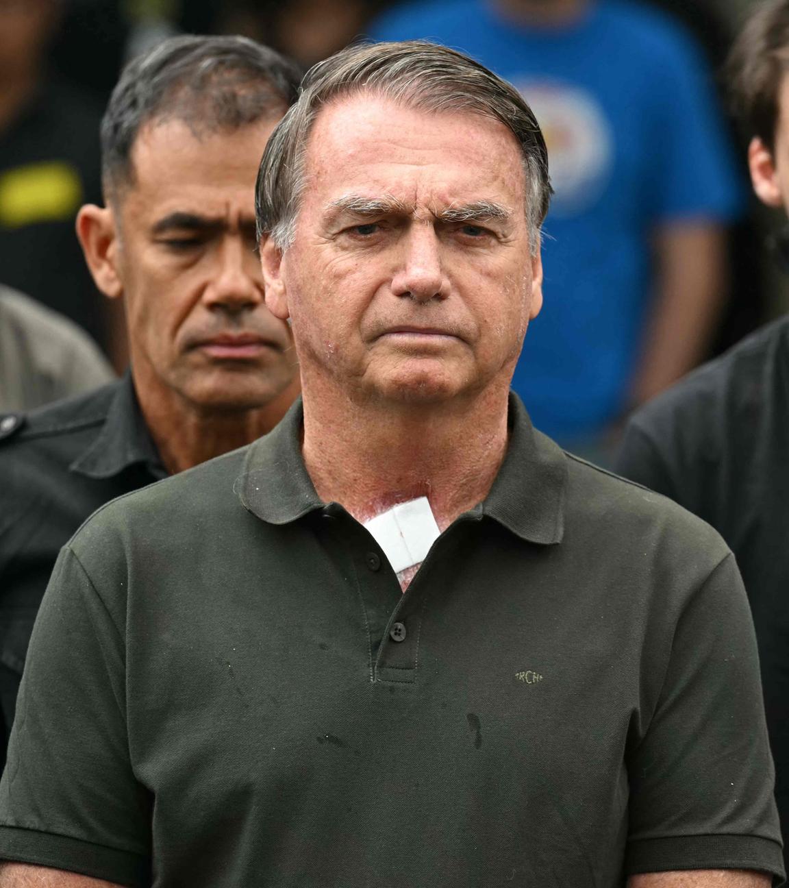 Der ehemalige brasilianische Präsident (2019–2022) Jair Bolsonaro verlässt das DF Star Krankenhaus.