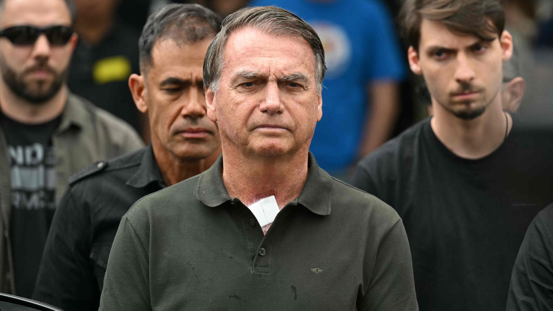 Der ehemalige brasilianische Präsident (2019–2022) Jair Bolsonaro verlässt das DF Star Krankenhaus.