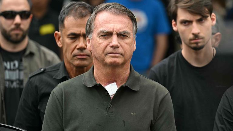 Der ehemalige brasilianische Präsident (2019–2022) Jair Bolsonaro verlässt das DF Star Krankenhaus.