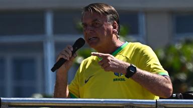 Brasiliens Ex-Präsident Jair Bolsonaro hält eine Rede auf einer Demonstration in Rio de Janeiro.