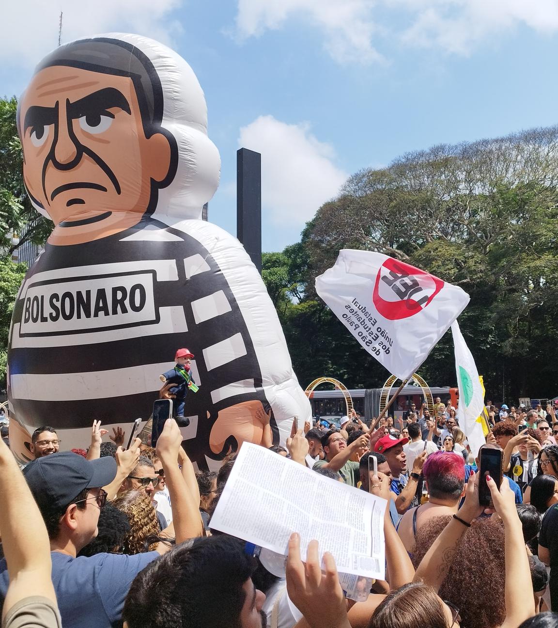 Demonstranten feiern die Inhaftierung Jair Bolsonaros in Sao Paulo