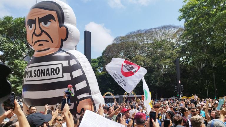 Demonstranten feiern die Inhaftierung Jair Bolsonaros in Sao Paulo