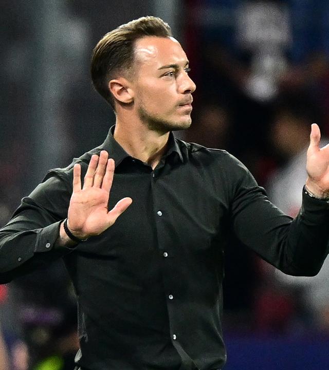 Trainer Matthias Jaissle gestikuliert am Seitenrand