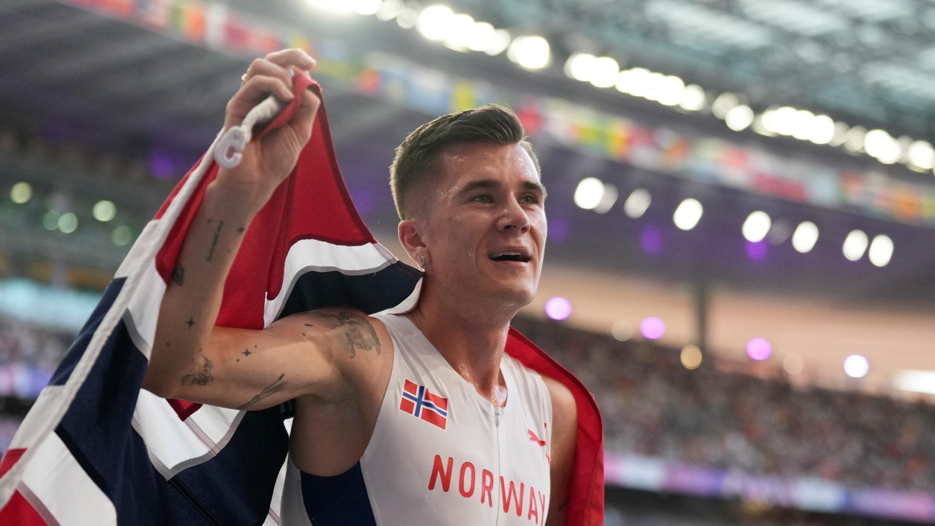 Der Norweger Jakob Ingebrigtsen jubelt nach dem Gewinn der Goldmedaille im 5000-Meter-Finale der Männer.