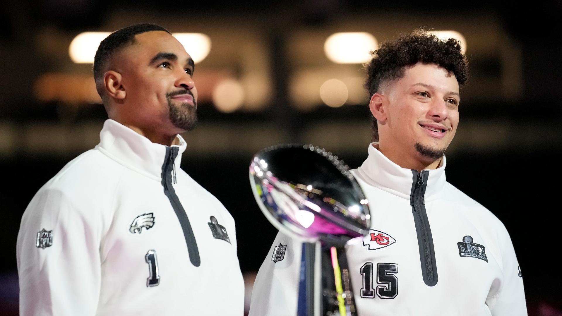 Jalen Hurts und Patrick Mahomes neben der Vince Lombardi-Trophäe