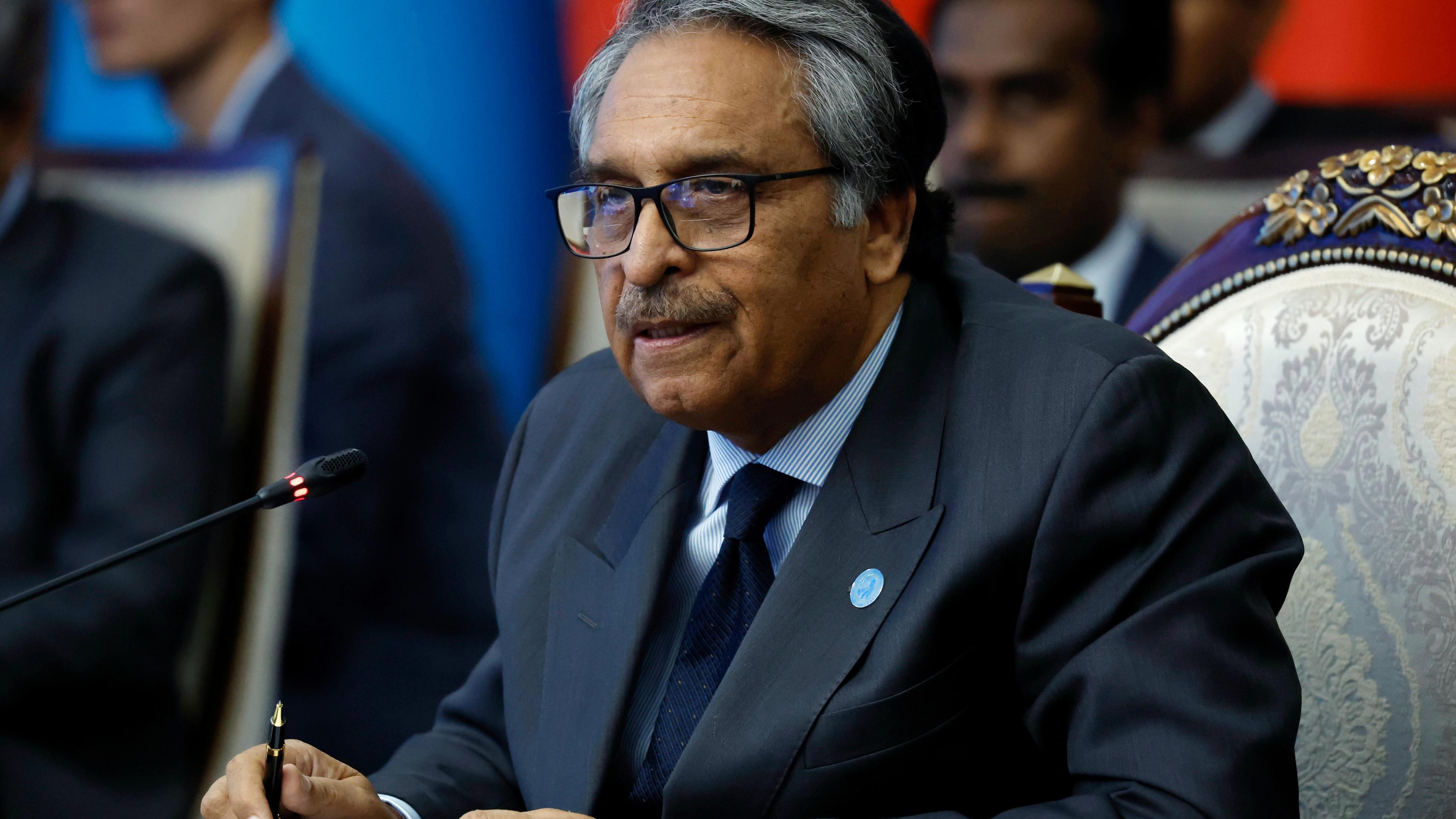 Der pakistanische Außenminister Jalil Abbas Jilani nimmt am 26.10.2023 in Bischkek, Kirgisistan, an einer Sitzung teil.