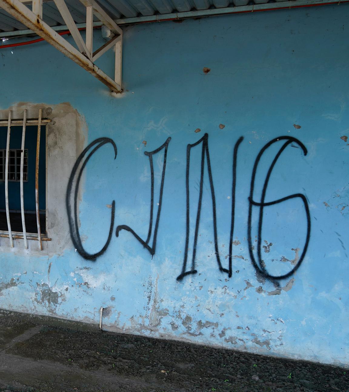 Die Buchstaben „CJNG” für den offiziellen Namen der Gruppe, Jalisco New Generation Cartel, bedecken die Fassade eines verlassenen Hauses in El Limoncito im mexikanischen Bundesstaat Michoacán, 30.10.2021.