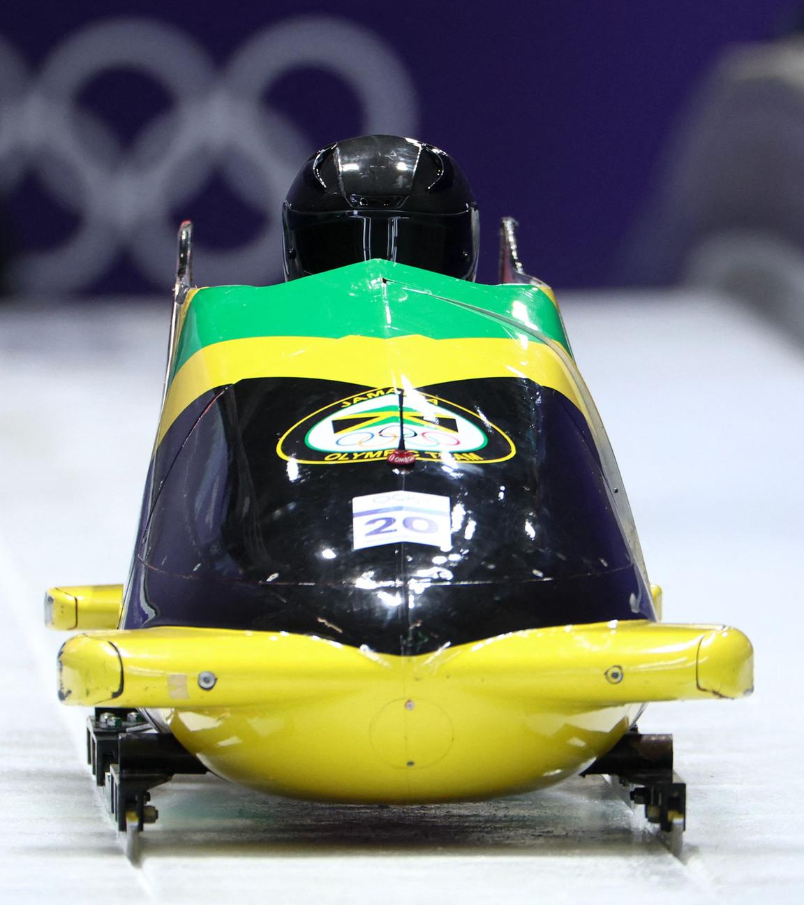 Die jamaikanischen Bobsportler Shane Pitter und Junior Harris befinden sich in ihrem Lauf im Eiskanal bei den Olympischen Winterspielen 2026 in Cortina