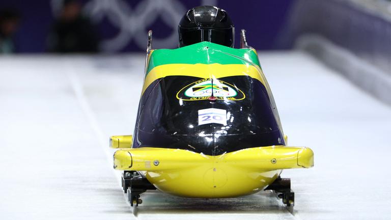 Die jamaikanischen Bobsportler Shane Pitter und Junior Harris befinden sich in ihrem Lauf im Eiskanal bei den Olympischen Winterspielen 2026 in Cortina