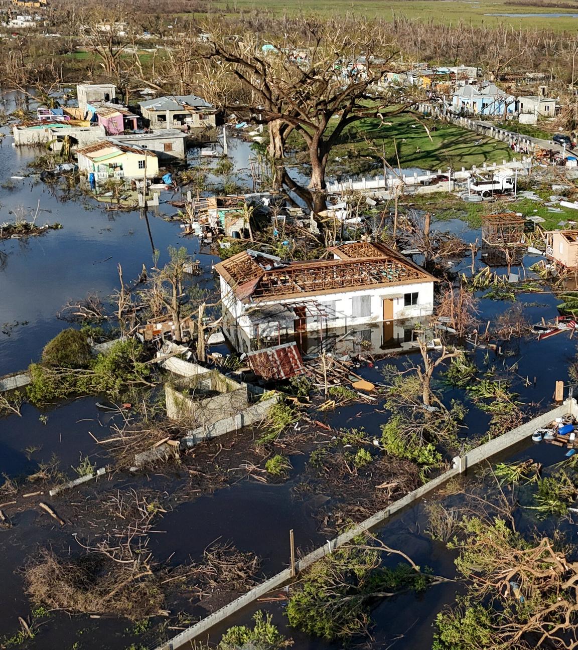 Eine Luftaufnahme von Black River nach dem Durchzug des Hurrikans Melissa