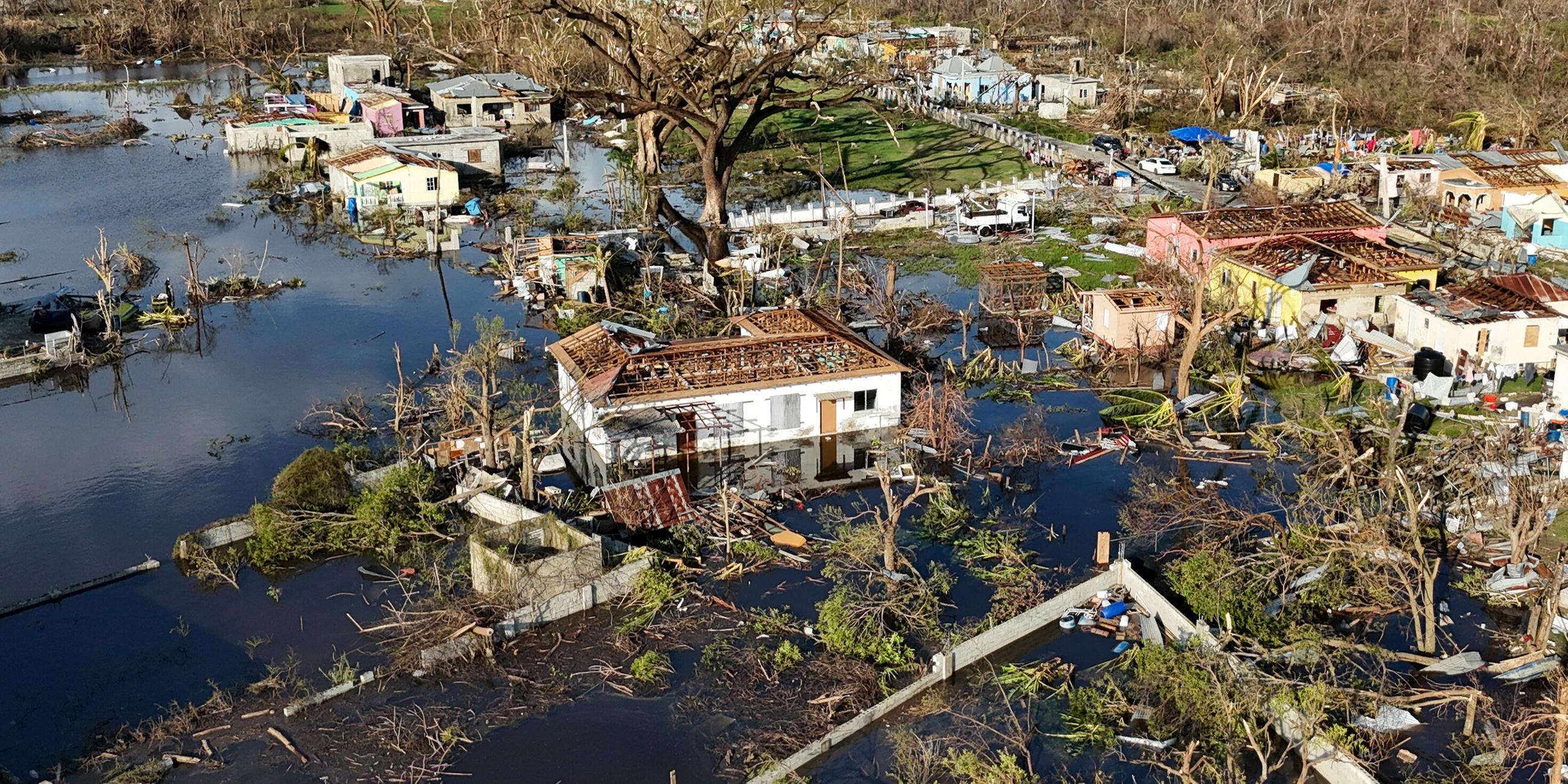 Eine Luftaufnahme von Black River nach dem Durchzug des Hurrikans Melissa