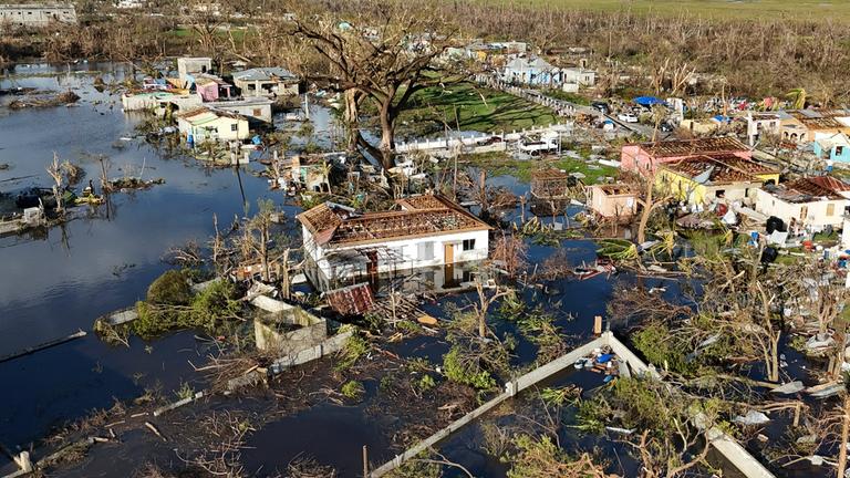 Eine Luftaufnahme von Black River nach dem Durchzug des Hurrikans Melissa