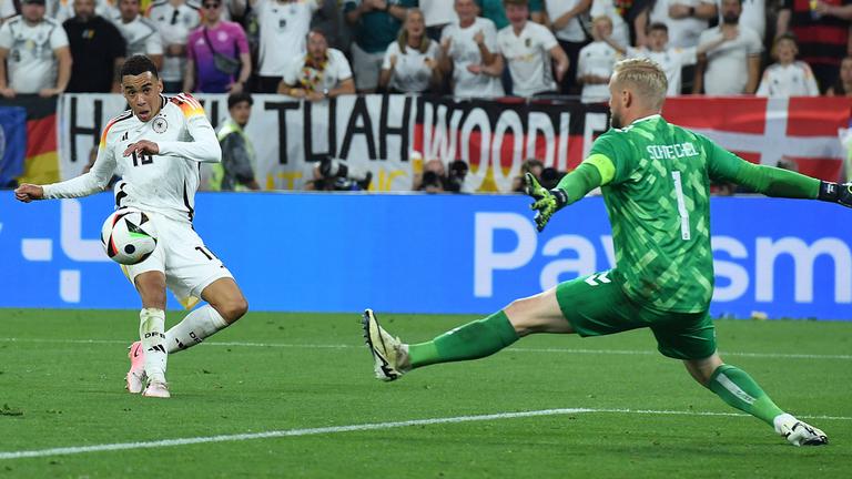 Jamal Musiala schießt zweites Tor für Deutschland.