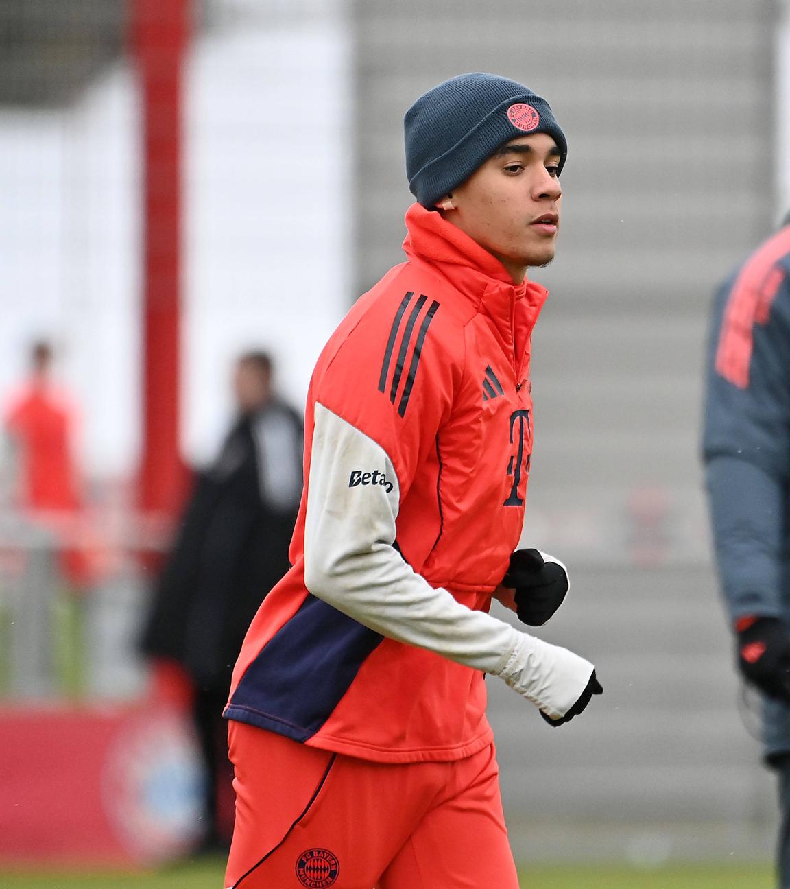 Bayern Münchens Offensivspieler und deutscher Nationalspieler Jamal Musiala trainiert vor den Augen seines Trainers Vincent Kompany