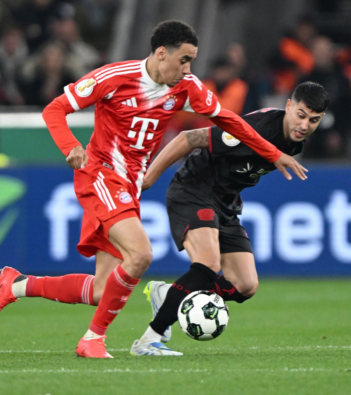 Bayerns Jamal Musiala im Duell mit Leverkusens Exequiel Palacios