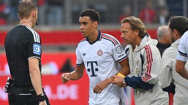 Jamal Musiala wird von Dr. Peter Ueblacker (Mannschaftsarzt FCB) vom Platz geführt, aufgenomme  18.08.2026