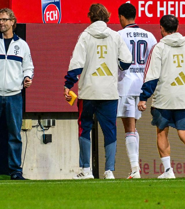 Jamal Musiala verlässt das Spielfeld in Richtung Kabinengang
