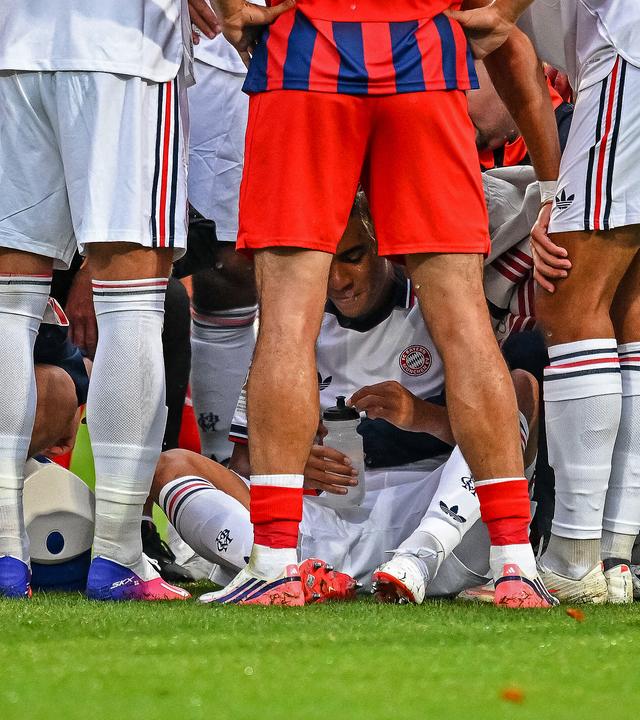 Jamal Musiala (FC Bayern München, M, unten) sitzt am Boden, aufgenommen  18.08.2026