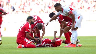 FC Bayern München - RB Leipzig, Testspiel: Jamal Musiala (FC Bayern Muenchen) liegt am Boden. Ismael Saibari und Joshua Kimmich kümmern sich um ihn.
