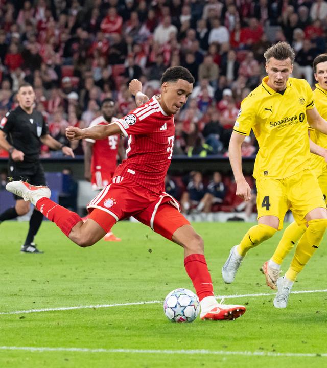 Der deutsche Offensivspieler Jamal Musiala erzielt das 1:0 für den FC Bayern München in der Champions League Partie gegen FK Bodö/Glimt