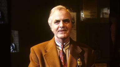 James Handy in einer Szene aus der Fernsehserie „NYPD Blue“ aus dem Jahr 1995.