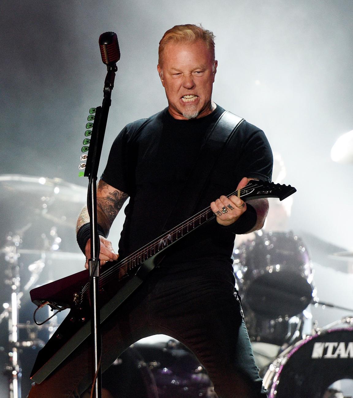 James Hetfield mit einer E-Gitarre auf der Bühne.