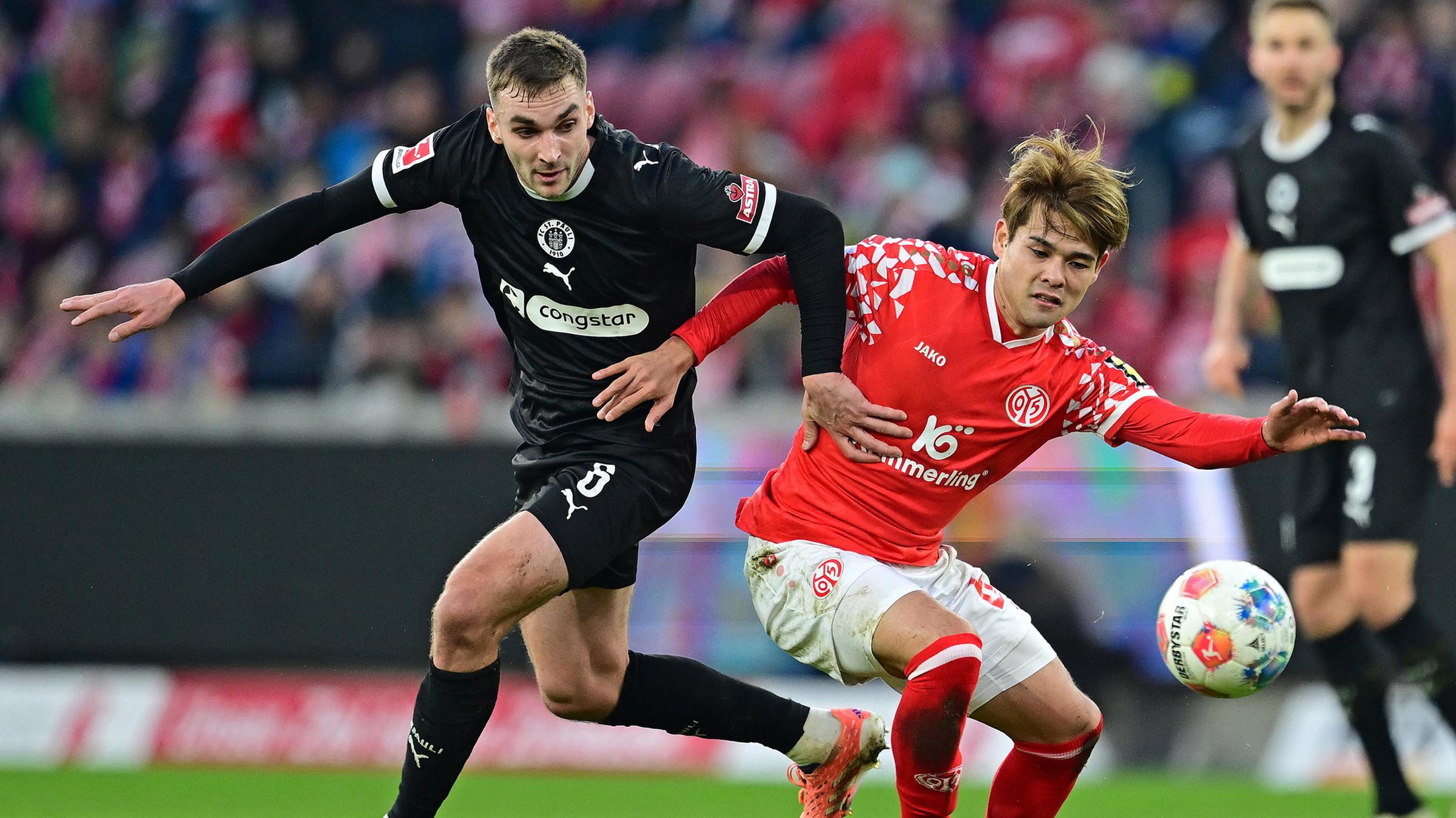 James Sands (FC St. Pauli) und Kaishu Sano (1. FSV Mainz 05) kämpfen um den Ball.