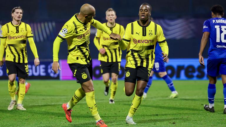 Jamie Gittens (Borussia Dortmund) bejubelt seinen Treffer zum 0:1 mit Donyell Malen (Borussia Dortmund).