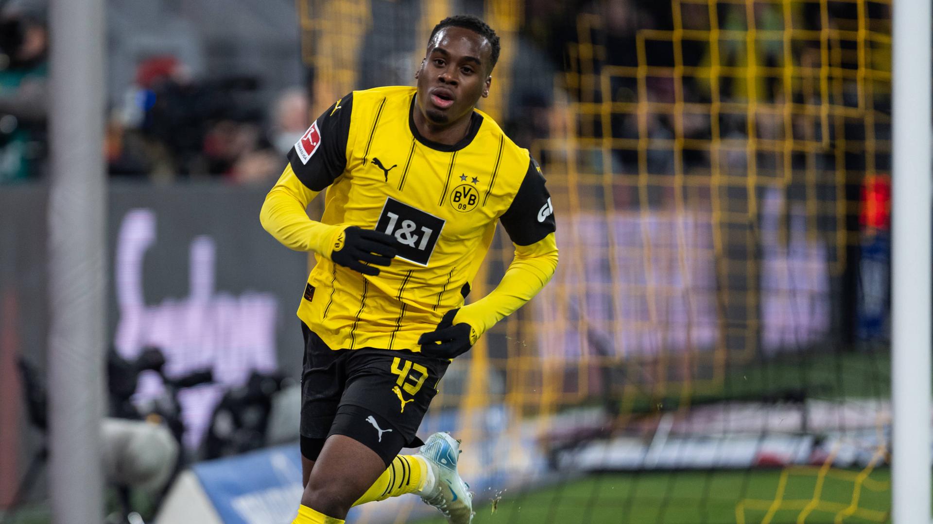 Borussia Dortmunds Torjäger Jamie Gittens läuft im Spiel gegen Bayern München