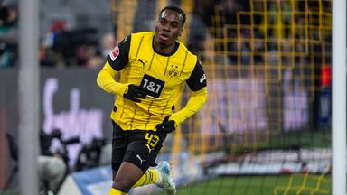Borussia Dortmunds Torjäger Jamie Gittens läuft im Spiel gegen Bayern München