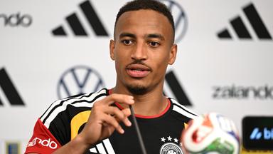 Jamie Leweling nimmt an der Pressekonferenz vor dem letzten WM-Gruppenspiel der deutschen Nationalmannschaft gegen Ecuador teil.