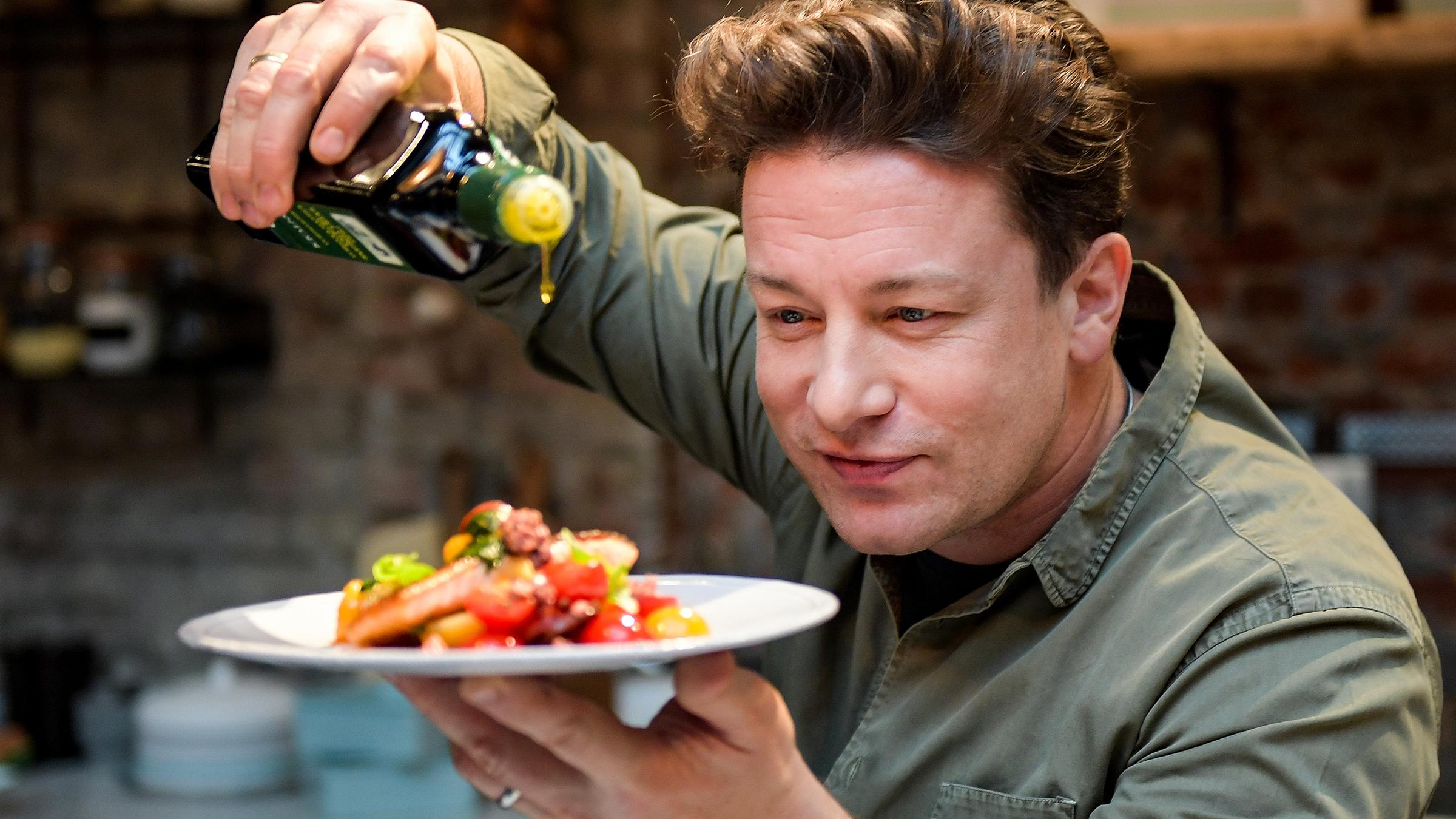 Archiv, Hamburg: Der britische Koch Jamie Oliver kocht in der One Kitchen Kochschule. 