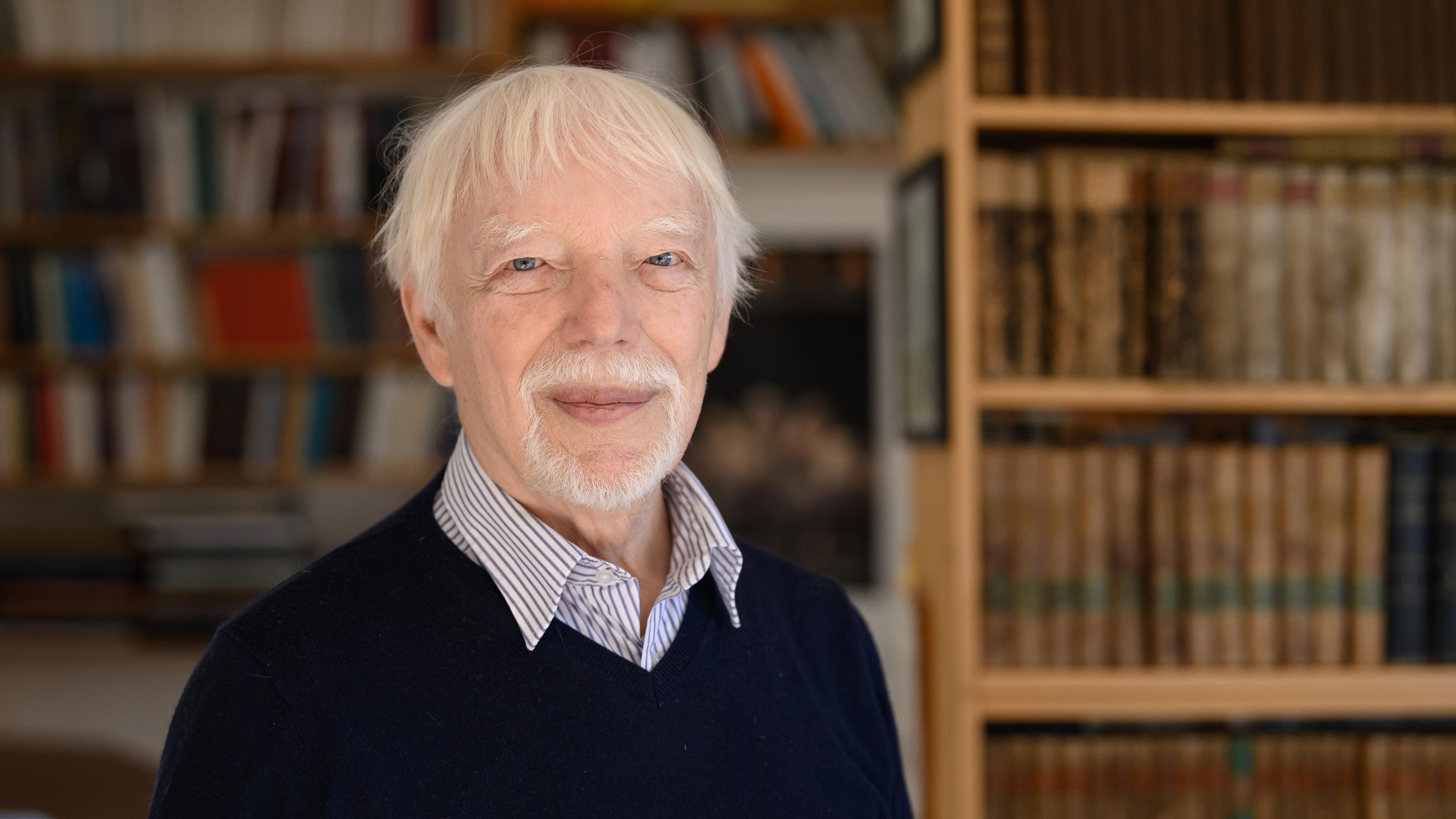 Baden-Württemberg, Heidelberg: Jan Assmann, Ägyptologe, Religionswissenschaftler und Kulturwissenschaftler, sitzt im Rahmen eines Interviews in seinem Haus in Heidelberg. Archivbild