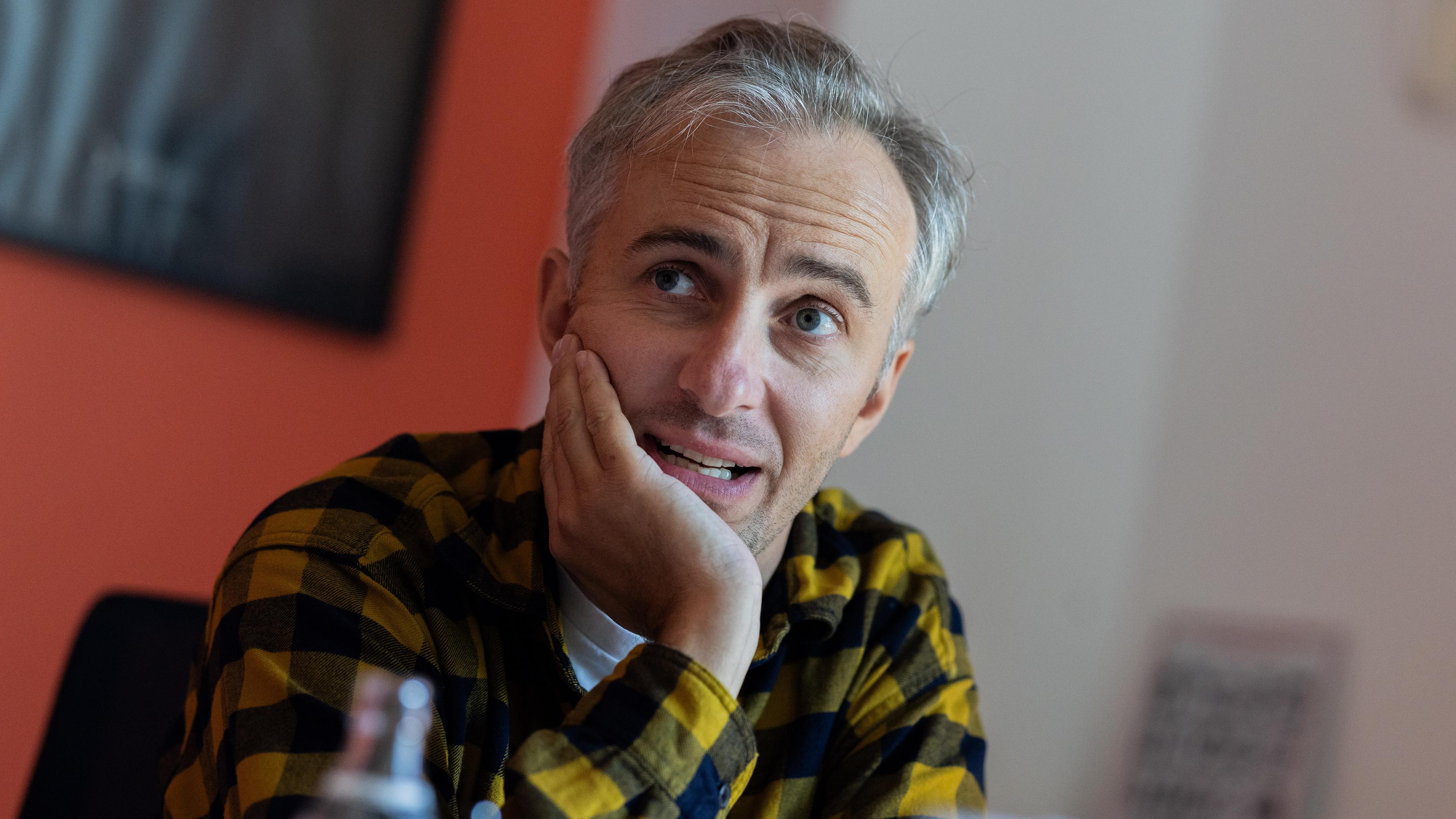 Archiv: Jan Böhmermann, Moderator und Journalist, spricht während eines Interviews mit der dpa in seinem Büro in den Räumen von Studio Ehrenfeld am 11.09.2023.